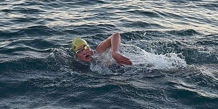Yüzücü Aysu Türkoğlu, Yeni Zelanda'daki Cook Boğazı geçişini 7 saat 21 dakikada tamamladı