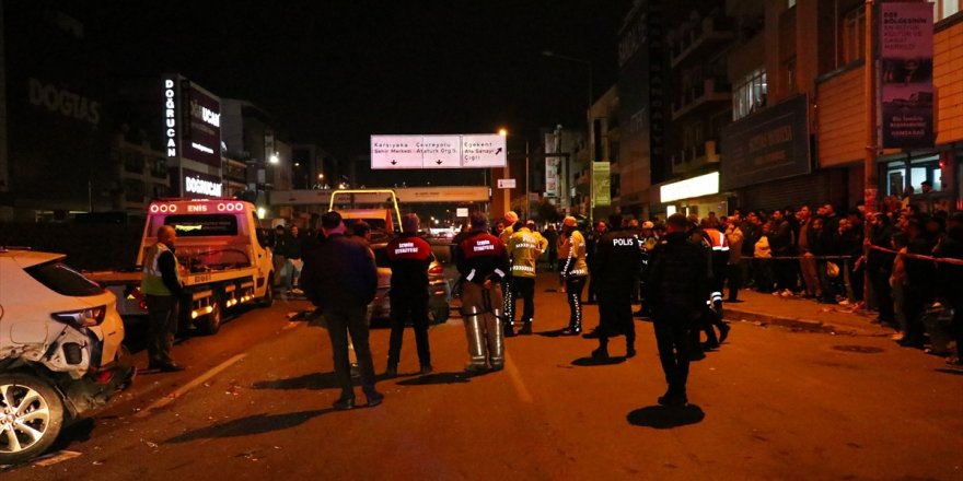 İzmir'de 5 otomobil ile skuterin karıştığı kazada 2 kişi öldü, 7 kişi yaralandı