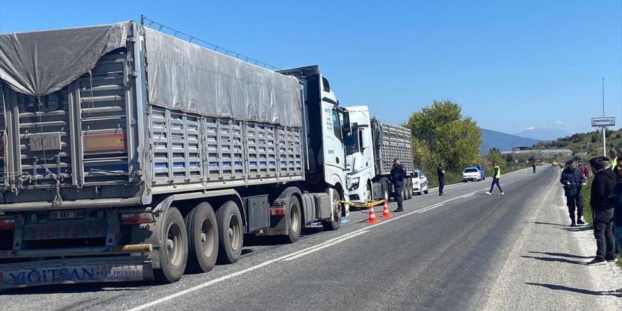 İzmir'de arızalanan aracından inen sürücü tırın çarpmasıyla öldü