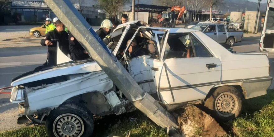 Muğla'da aydınlatma direğine çarpan otomobilin sürücüsü öldü, sürücünün eşi ağır yaralandı