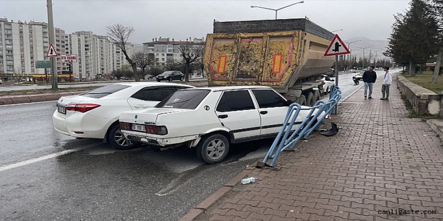 Kayseri'de dorseye çarpan iki otomobildeki 5 kişi yaralandı