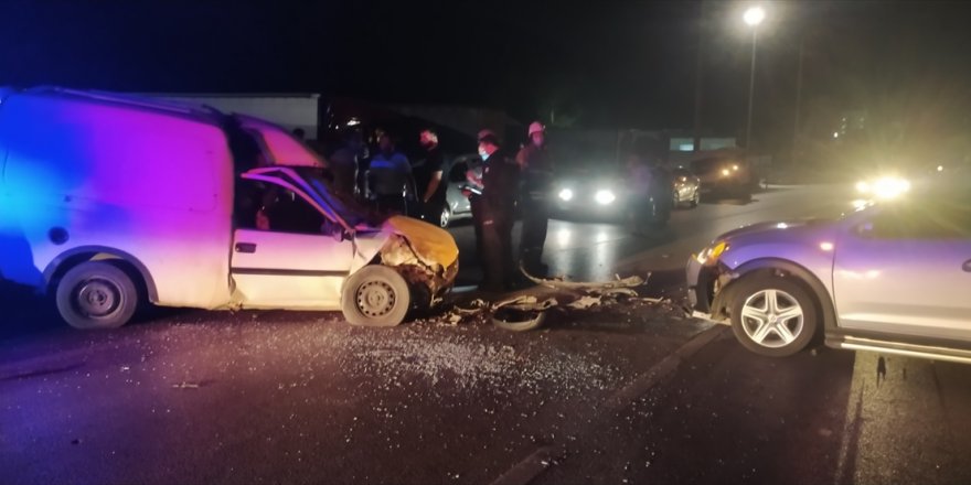 İzmir'de otomobil ile hafif ticari aracın çarpıştığı kazada 3 kişi yaralandı