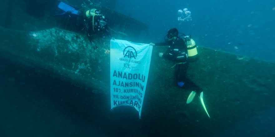 İzmirli dalgıçlar, AA'nın 101. kuruluş yıldönümünü 30 metre derinde açtıkları pankartla kutladı