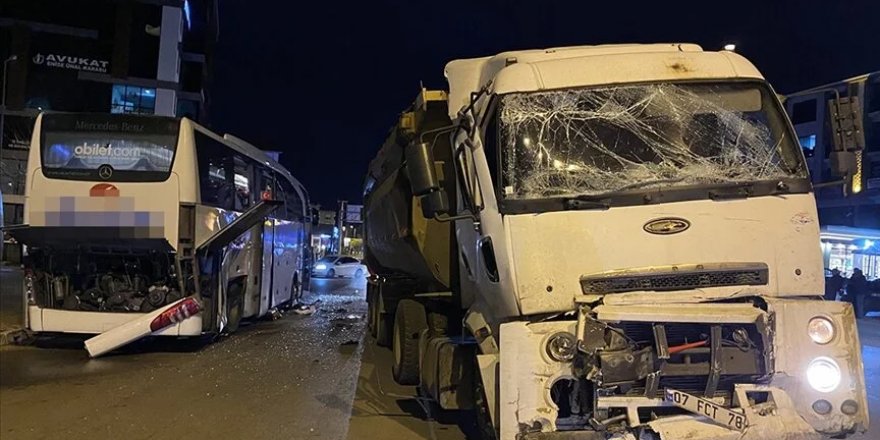 Antalya'da yolcu otobüsü ile hafriyat kamyonunun çarpıştığı kazada 4 kişi yaralandı