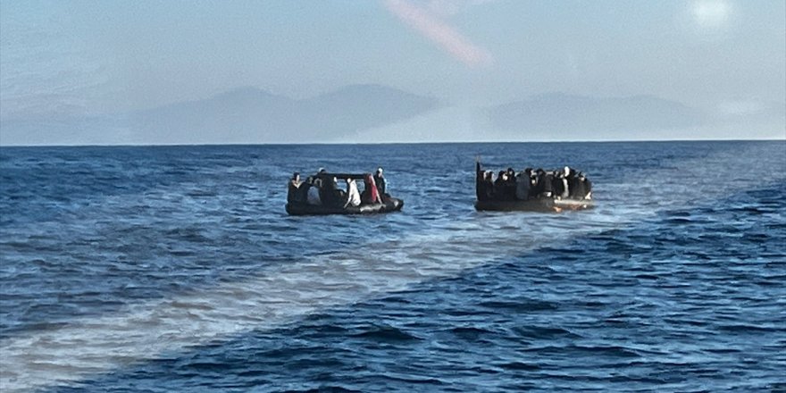 Bodrum açıklarında can sallarındaki 32 düzensiz göçmen kurtarıldı