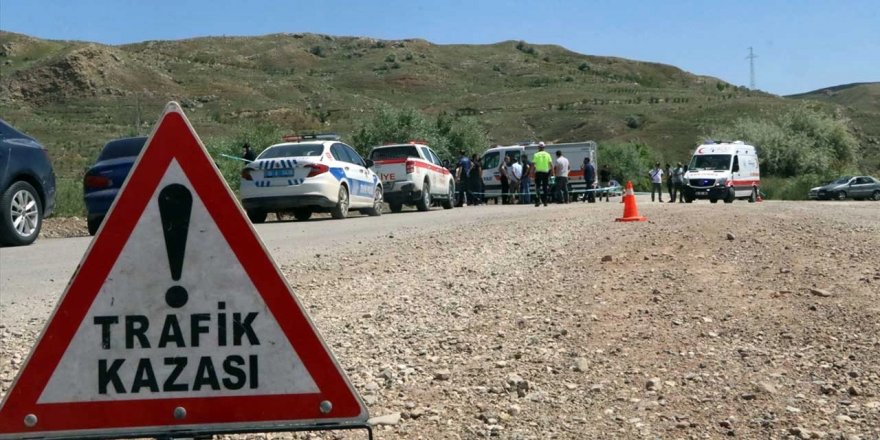 İzmir'de iki otomobilin çarpıştığı kazada 2 kişi öldü, 3 kişi yaralandı