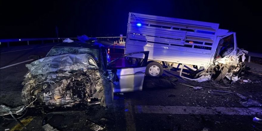 Bingöl'de otomobil ile kamyonetin çarpıştığı kazada 3 kişi öldü