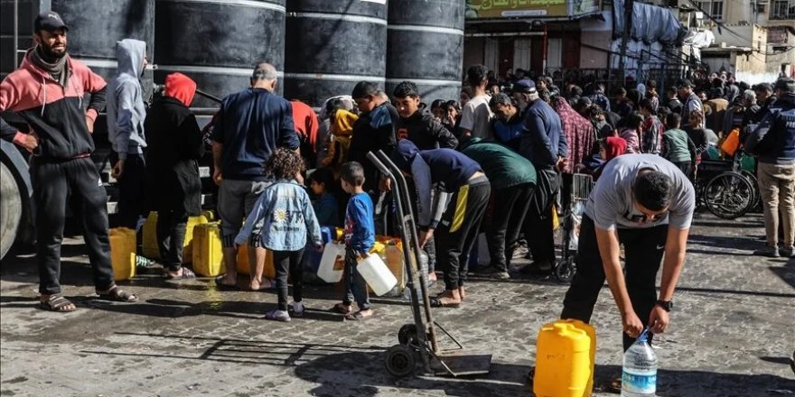 İsrail saldırıları altındaki Gazzeliler, bir yudum su içebilmek için uzun saatler kuyrukta bekliyor