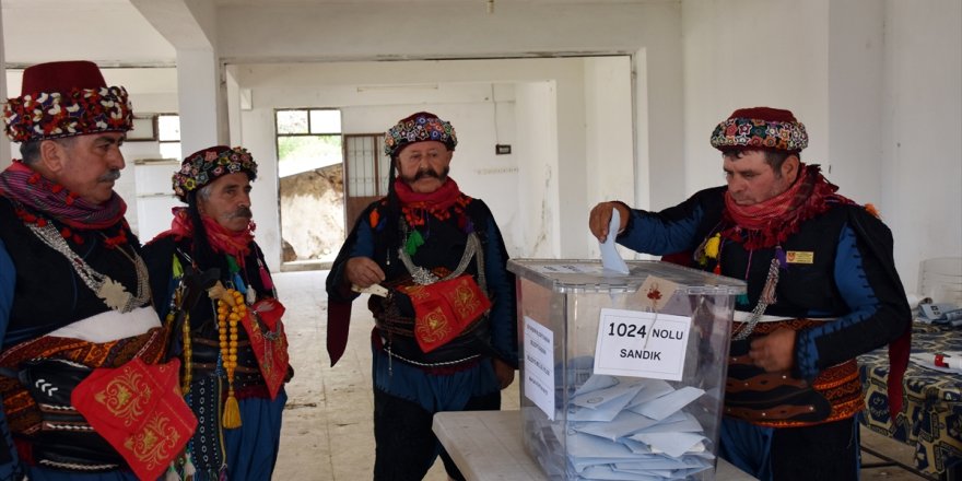 Aydın'da bazı seçmenler efe kıyafetleriyle oy kullandı