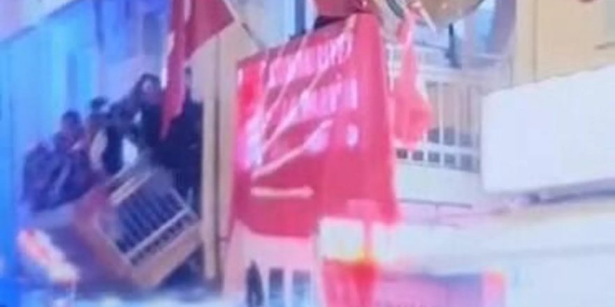 CHP'nin seçim kutlamasında balkon çöktü: 18 yaralı