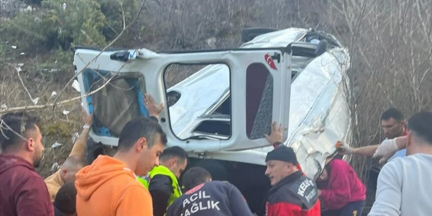 Gümüşhane'de minibüsün uçuruma yuvarlandığı kazada 7 kişi yaralandı