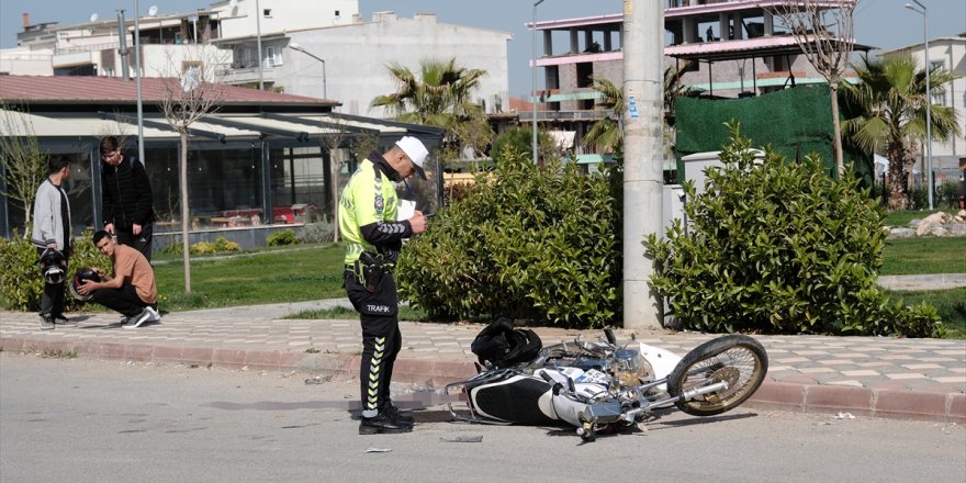 Manisa'da elektrik direğine çarpan motosikletin sürücüsü öldü