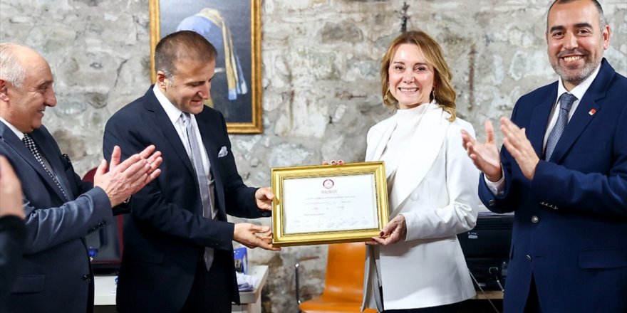 Konak Belediye Başkanı Nilüfer Çınarlı Mutlu mazbatasını aldı