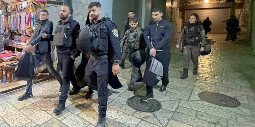 İsrail polisi Mescid-i Aksa'da Kadir Gecesi'nde ibadet edenlere saldırdı