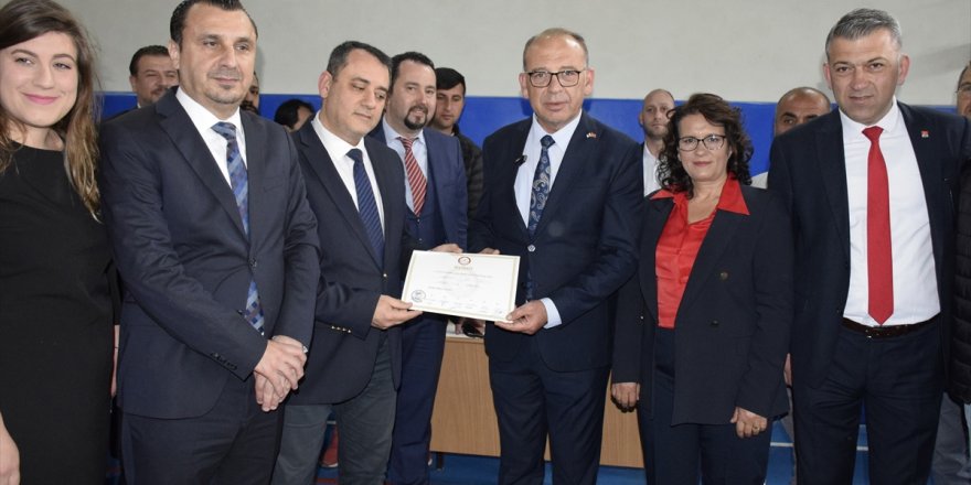 Turgutlu Belediye Başkanı Çetin Akın mazbatasını aldı
