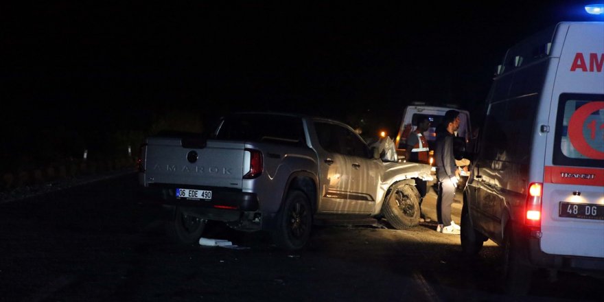 Muğla'da otomobil ve kamyonetin çarpıştığı kazada 2 kişi öldü, 4 kişi yaralandı