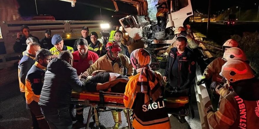 Kuzey Marmara Otoyolu'nda iki tırın karıştığı kazada 2 kişi yaralandı