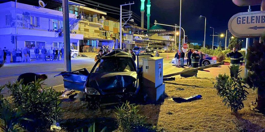 Aydın'da direğe çarparak savrulan otomobilde aynı aileden 4 kişi yaralandı