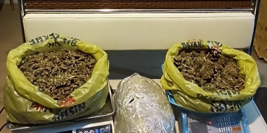 İzmir'de uyuşturucu ticareti yaptıkları iddiasıyla 2 şüpheli tutuklandı