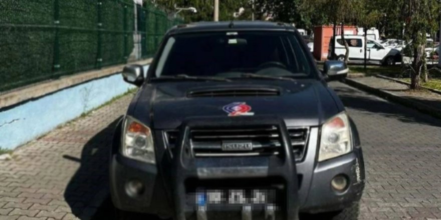 Belediyeye ait pikapla Balıkesir'den İzmir'e geldikleri iddia edilen 2 çocuk yakalandı