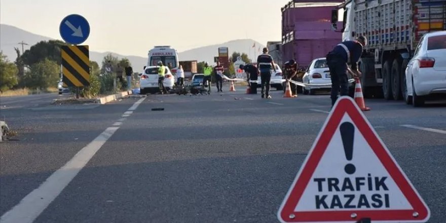 İzmir'de otomobilin çarptığı motosikletteki 2 kişi öldü