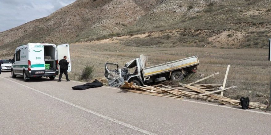 Sivas'ta devrilen kamyonetteki 1 kişi öldü, 2 kişi yaralandı