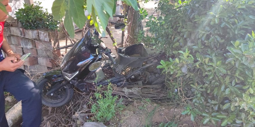 İzmir'de otomobille çarpışan motosikletten savrularak başka bir otomobilin çarptığı kişi öldü