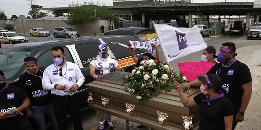 Meksikalı vekil adayından tabutlu seçim kampanyası: Sözümü tutamazsam beni diri diri gömmelerine izin verin