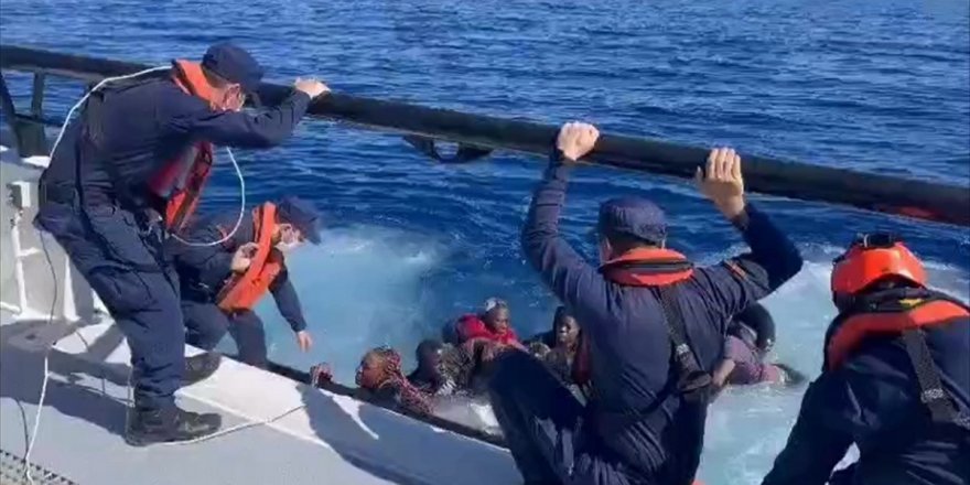 Fethiye açıklarında batan can salındaki 13 düzensiz göçmen kurtarıldı