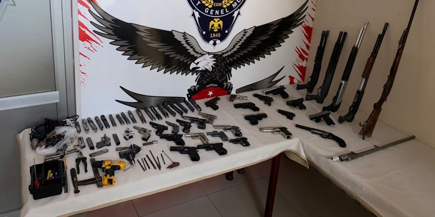 İzmir'de yasa dışı silah ticareti yaptıkları öne sürülen 2 kişi yakalandı