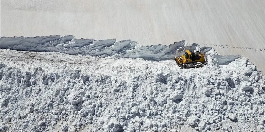 Bayburt'ta ekipler ilkbaharda iş makinesinin boyunu aşan karla mücadele ediyor