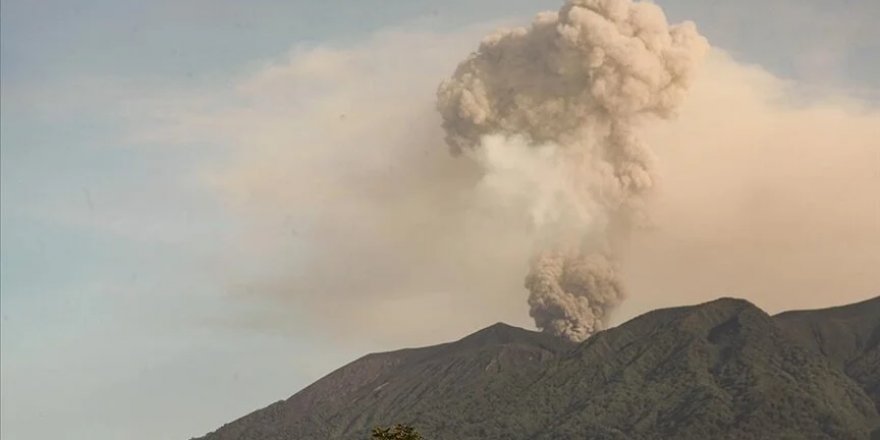 Endonezya'daki yanardağ patlaması nedeniyle Manado kentindeki havalimanı geçici kapatıldı