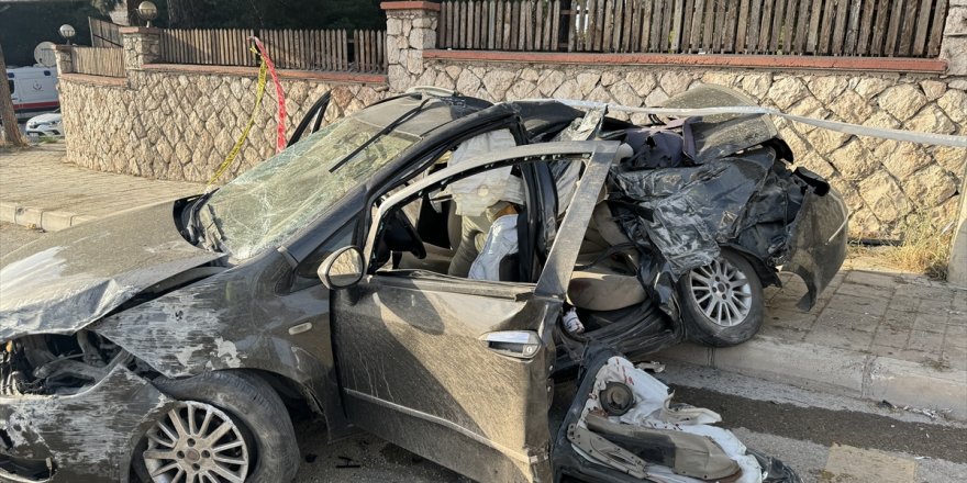 İzmir'de takla atan otomobildeki 1 kişi öldü, 2 kişi yaralandı