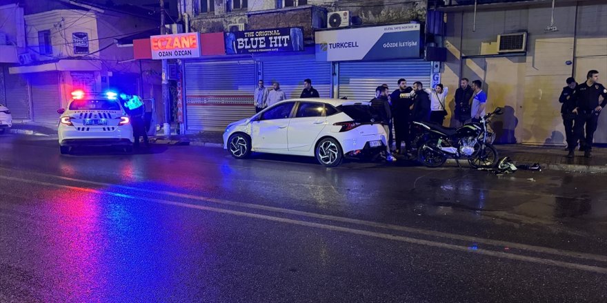 İzmir'de otomobil ile çarpışan motosikletin sürücüsü ağır yaralandı