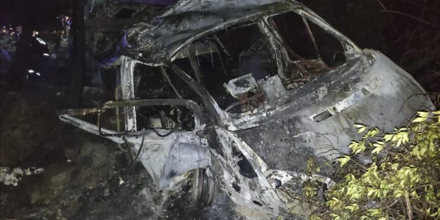 Adana'da uçuruma devrilip yanan minibüsteki 3 kişi öldü, 18 kişi yaralandı