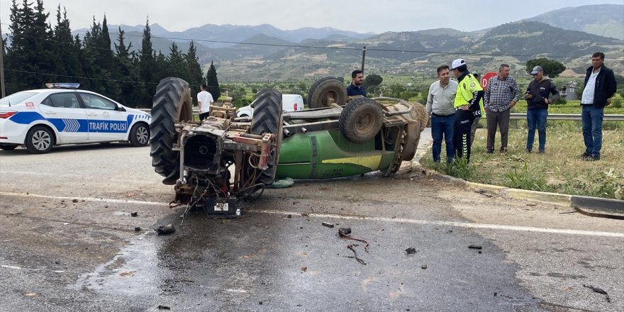 Alaşehir'de otomobil ile traktörün çarpıştığı kazada 2 kişi yaralandı
