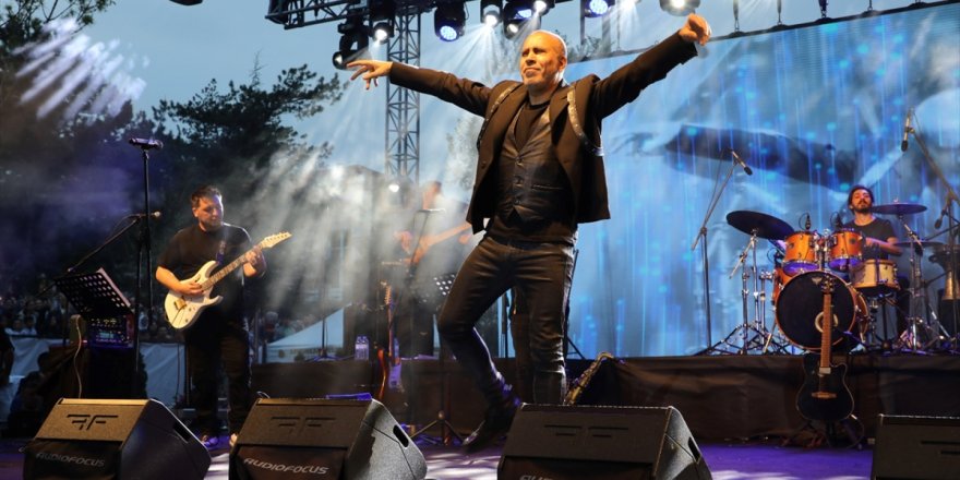 Haluk Levent, Afyonkarahisar'da 23 Nisan kutlamalarında sahne aldı