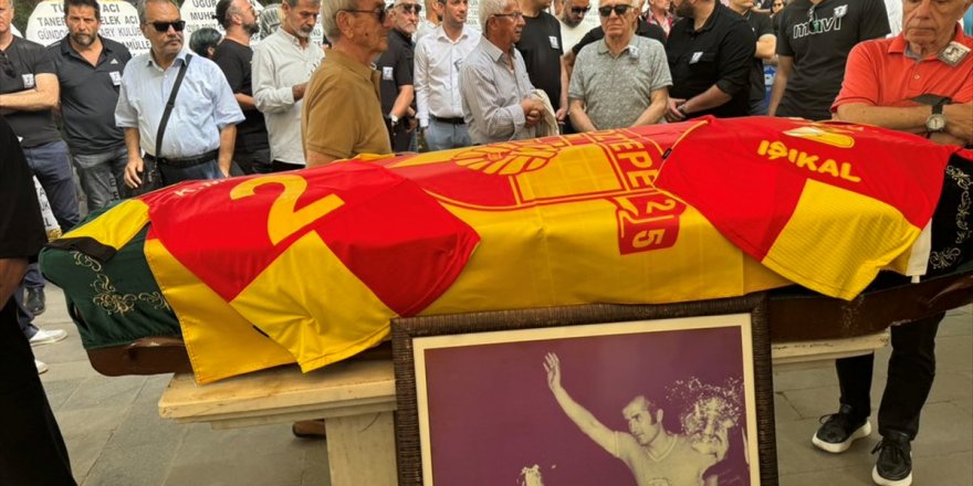 Eski milli futbolculardan Mehmet Işıkal'ın cenazesi toprağa verildi