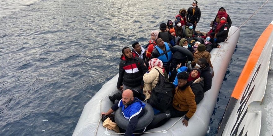 İzmir'de Türk kara sularına itilen 64 sığınmacı kurtarıldı