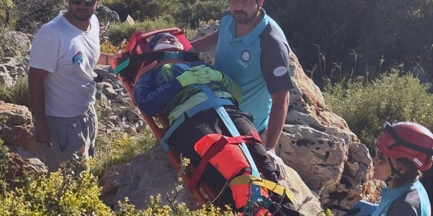 Fethiye'de kayalıklara düşen Rus yamaç paraşütü pilotu yaralandı