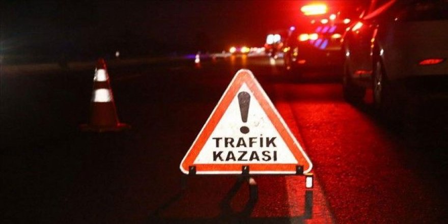 İzmir'de otomobilin ters yönde gitmesi sonucu yaşanan kazada 2 kişi öldü