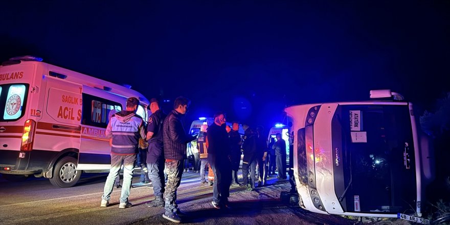 Muğla'da öğrencileri taşıyan otobüsün devrilmesi sonucu 25 kişi yaralandı