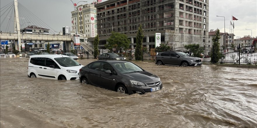 Elazığ'da dolu ve sağanak etkili oldu