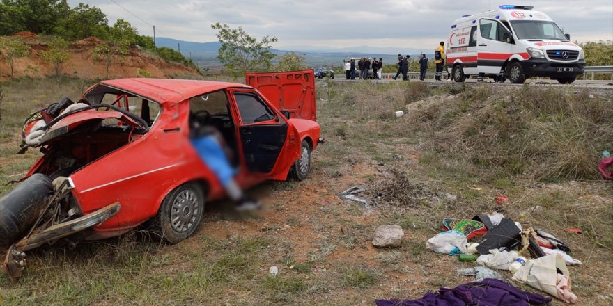 Kütahya'da kamyonetin otomobile arkadan çarptığı kazada 1 kişi öldü, 5 kişi yaralandı