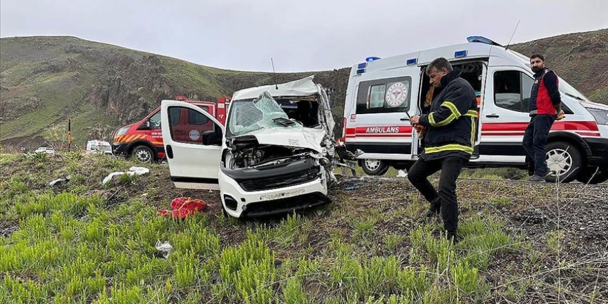 Ağrı'da hafif ticari araç ile minibüs çarpıştı, 2 kişi öldü, 5 kişi yaralandı