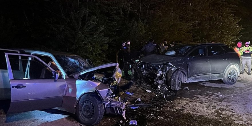 Tokat'ta cip ile otomobilin çarpıştığı kazada 7 kişi yaralandı