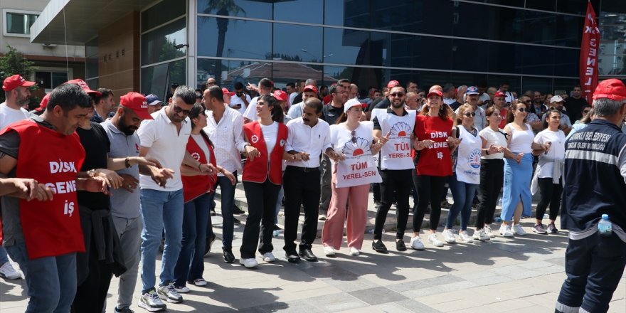 İzmir'de maaşlarını eksik alan belediye çalışanları eylemlerini sürdürüyor