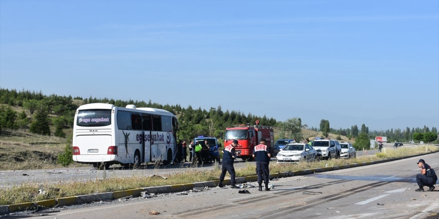 Afyonkarahisar'da yolcu otobüsü ile kamyonet çarpıştı, 1 kişi öldü, 16 kişi yaralandı