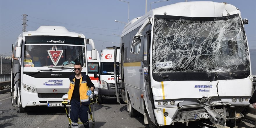 Manisa'da iki servis midibüsü ile otobüsün çarpışması sonucu 35 kişi yaralandı