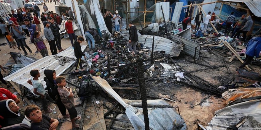 İsrail'in Refah'ta yerinden edilmiş Filistinlilerin kampını bombalaması sonucu 40 kişi hayatını kaybetti